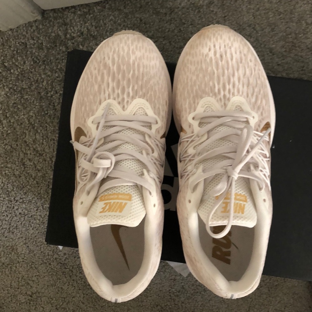White and gold Nike running shoes - Picture 4 of 4